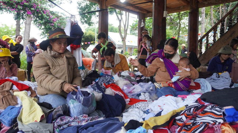 Gian hàng quần áo cũ luôn tấp nập người ghé chọn. Ảnh: Chu Hằng dsc01947.jpg