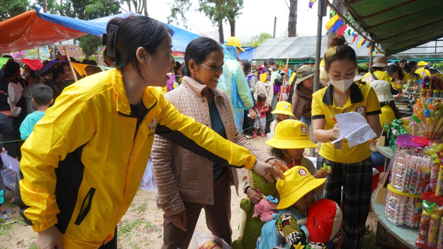 Các bé hào hứng lựa chọn bánh kẹo. Ảnh: Chu Hằng dsc01804.jpg
