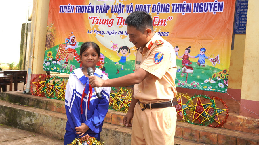 Các em nhỏ hào hứng, tích cực tương tác với cán bộ Công an tại buổi tuyên truyền. Ảnh: Chu Hằng tuyen.jpg