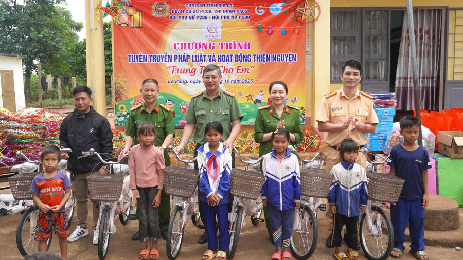 Ban tổ chức đã trao 7 chiếc xe đạp cho các em nhỏ. Ảnh: Chu Hằng xe.jpg