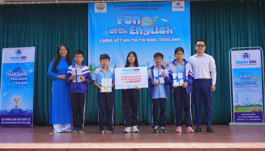 Đại diện Trung tâm Anh ngữ Ocean Edu (phường Pleiku) trao học bổng khóa học tiếng Anh cho học sinh khối 6. Ảnh: Chu Hằng phat-hoc-bong.jpg