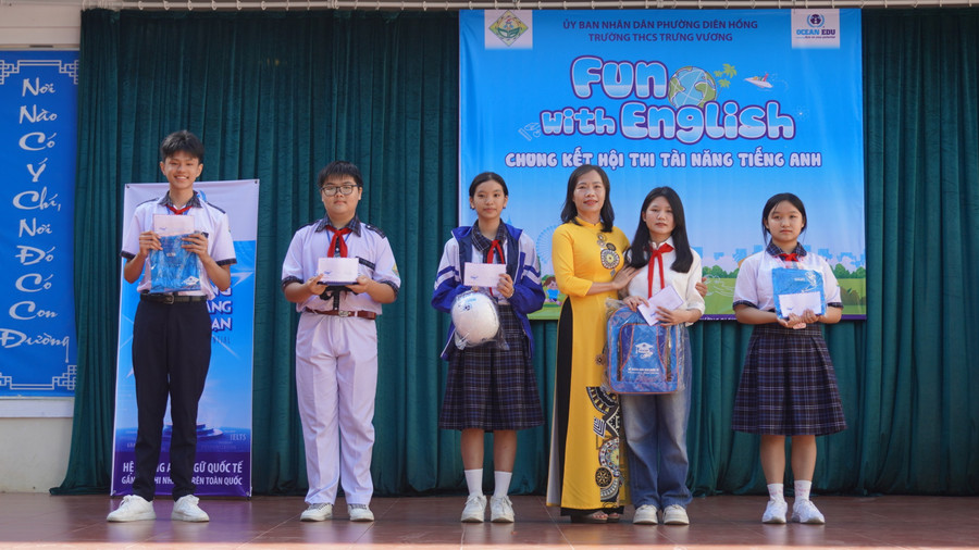Đại diện Ban giám hiệu nhà trường trao giải cho 5 em học sinh. Ảnh: Chu Hằng phat.jpg