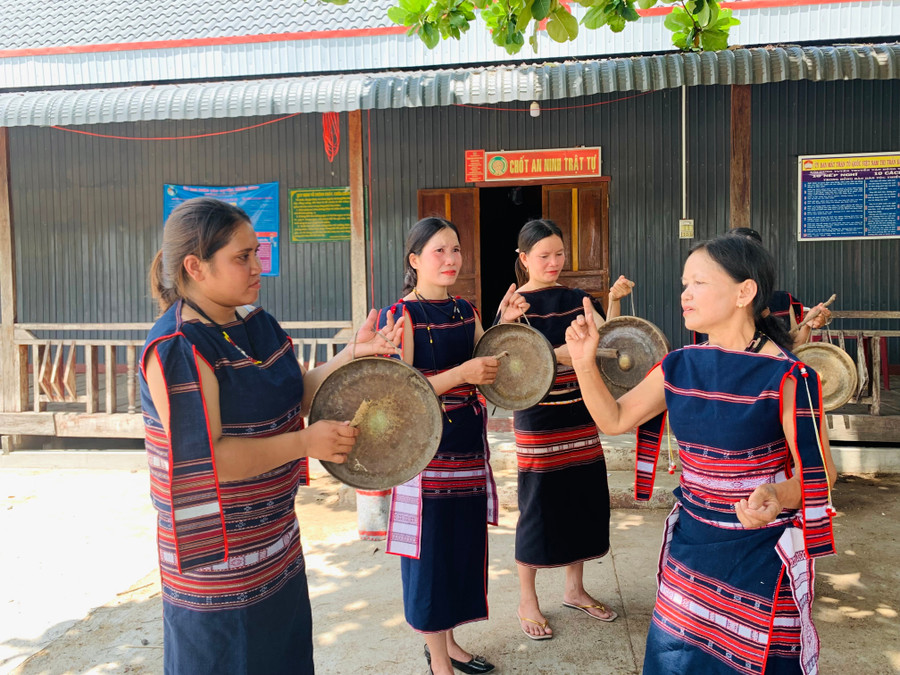 Bà Đinh Thị Drinh (bìa phải) say mê truyền dạy cồng chiêng cho các chị em tại CLB. Ảnh: Chu Hằng img-2527.jpg