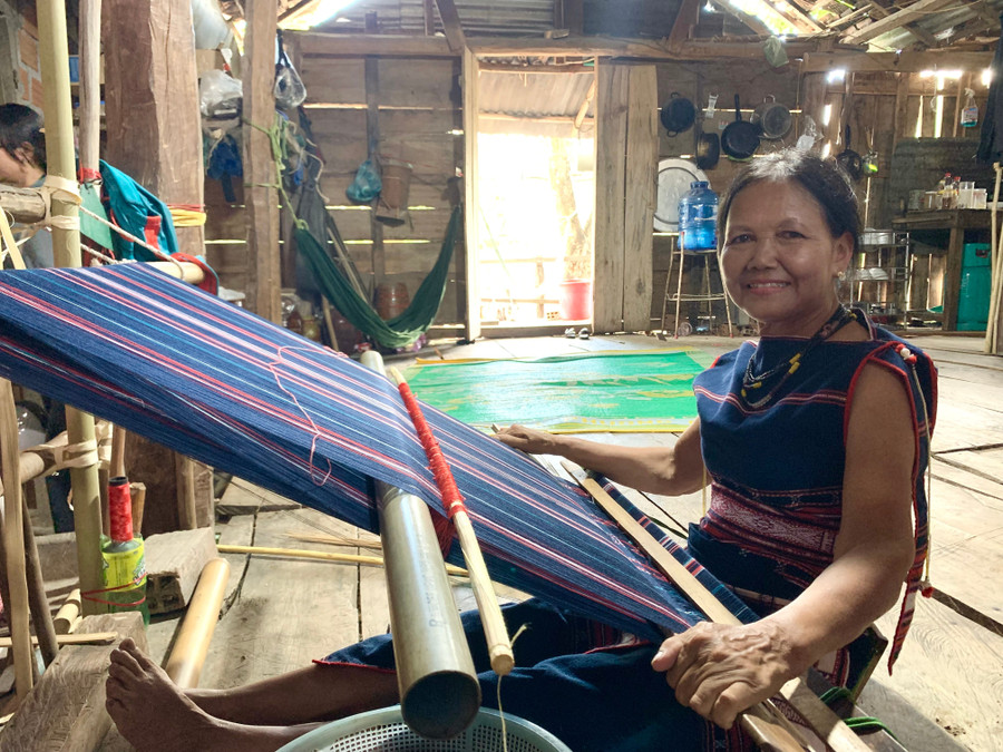 Ngoài biết chơi cồng chiêng, bà còn biết dệt thổ cẩm. Ảnh: Chu Hằng img-2671.jpg