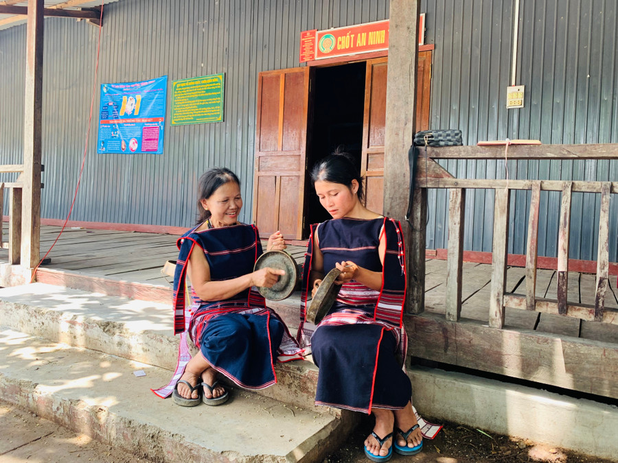 Chị Đinh Thị Nguy (bìa phải) đang được bà Drinh chỉ dẫn tận tình. Ảnh: Chu Hằng img-2546.jpg