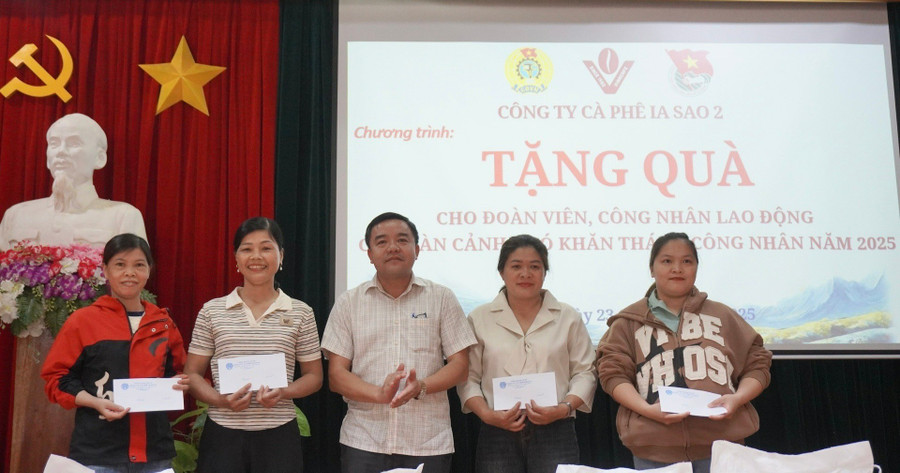 Ông Nguyễn Ngô Hùng-Bí thư Đảng ủy Công ty trao 4 suất quà cho đoàn viên, công nhân lao động. Ảnh: Chu Hằng 1750735409315.jpg