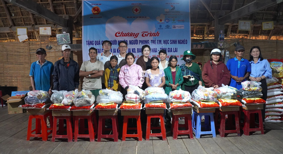 Đoàn công tác trao quà cho người dân làng Kon Sơ Bai (xã Ia Khươl). Ảnh: Chu Hằng do.jpg