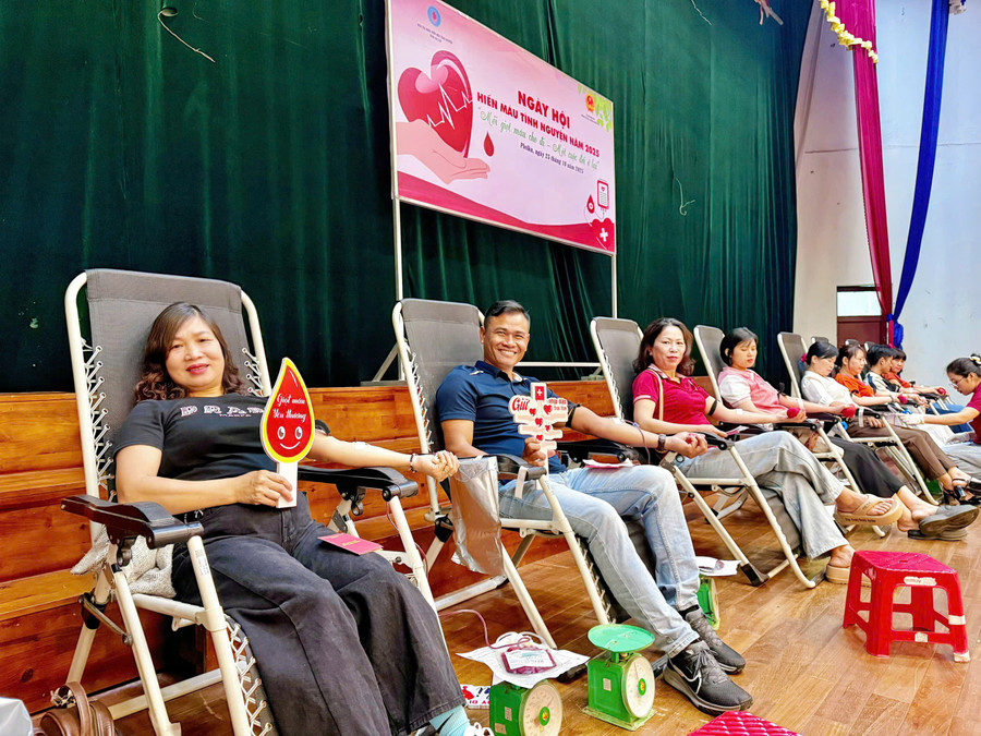 Hơn 300 cán bộ, người lao động, người dân tại phường Pleiku và phường Thống Nhất đăng ký tham gia hiến máu. Ảnh: Minh Thư hien-mau.jpg