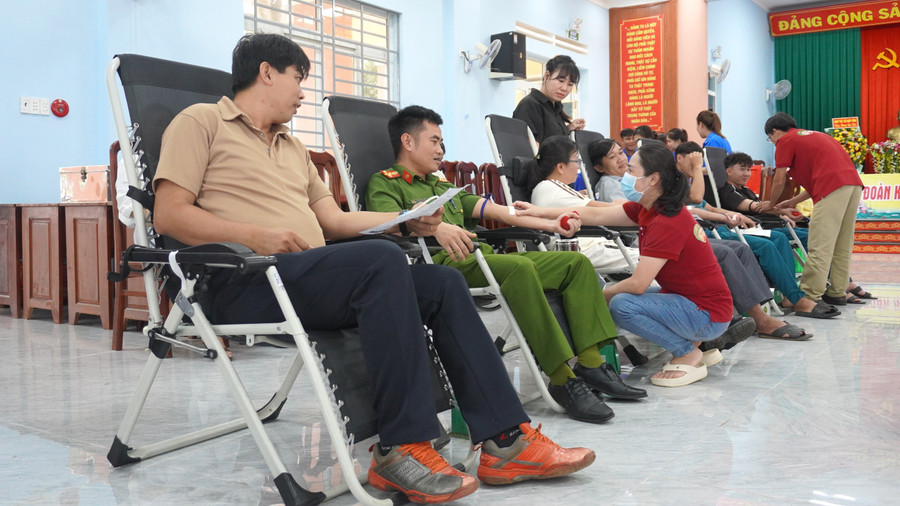 Gần 200 người tham gia Ngày hội hiến máu tình nguyện. Ảnh: Đồng Lai hien-mau-2.jpg