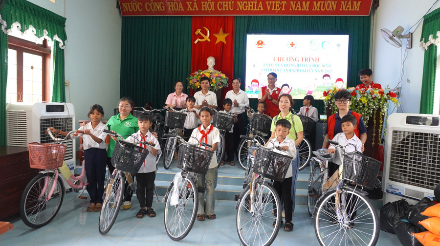 Ban tổ chức trao 10 chiếc xe đạp cho các bạn học sinh có hoàn cảnh khó khăn chưa có phương tiện đến trường. Ảnh: Chu Hằng qua.jpg