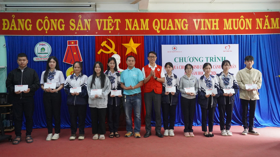 Đại diện Hội Chữ thập đỏ tỉnh Gia Lai và Quỹ Thiện Tâm trao quà cho các em học sinh tại Trường THPT số 2 Phan Bội Châu (phường Diên Hồng). Ảnh: Chu Hằng qk.jpg