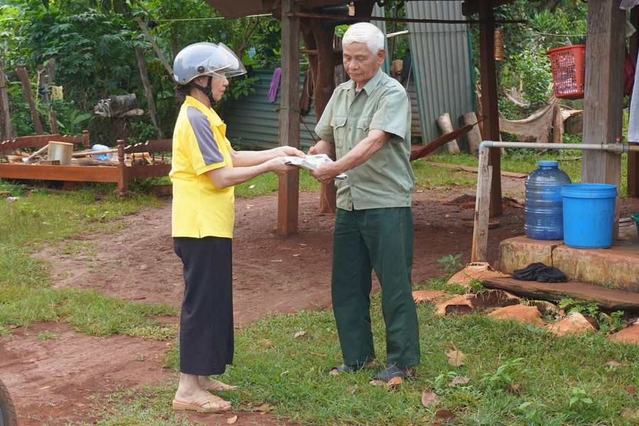 Những tờ báo Đảng đến tận tay đảng viên, giúp họ cập nhật thông tin kịp thời. Ảnh: Chu Hằng dsc02983.jpg
