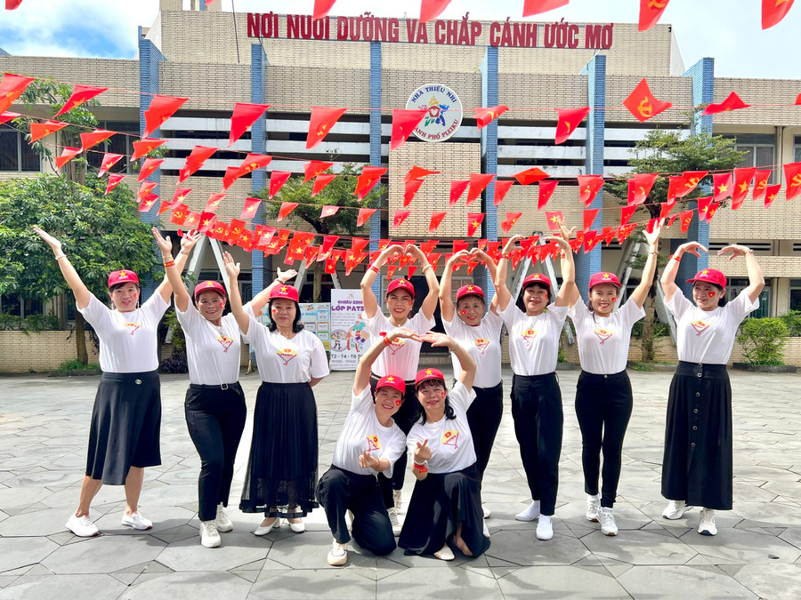 Đội dân vũ tổ 4 Tây Sơn (phường Pleiku) biểu diễn liên khúc “Đất nước trọn niềm vui-Mùa xuân trên thành phố Hồ Chí Minh” tại Nhà Thiếu nhi TP. Pleiku để quay clip. Ảnh: Đồng Lai z6963780804096-4d52505bb9a4cbe628b15dca096ceed8.jpg