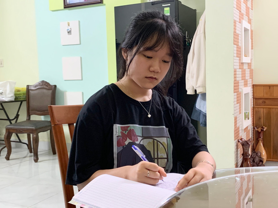 Chân dung em Võ Hoàng Ngân (lớp 9/8, Trường THCS Phạm Hồng Thái, phường Pleiku, tỉnh Gia Lai). Ảnh: C.H img-9233.jpg