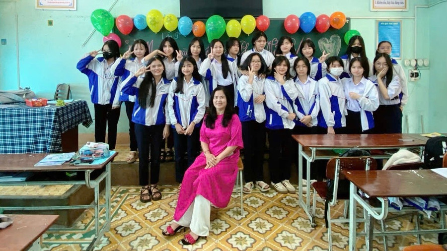 Với vai trò lớp trưởng, Võ Hoàng Ngân cùng các bạn chuẩn bị một bất ngờ ấm áp dành tặng cô giáo chủ nhiệm nhân ngày 8/3. Ảnh: Cô giáo cung cấp img-9374.jpg