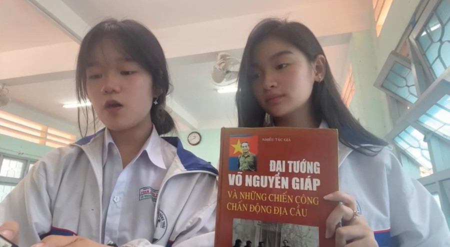 Em Võ Hoàng Ngân (bên trái) đại diện lớp tham gia cuộc thi giới thiệu sách online của thư viện trường học cấp THCS thành phố. Ảnh: Cô giáo cung cấp img-9378.jpg