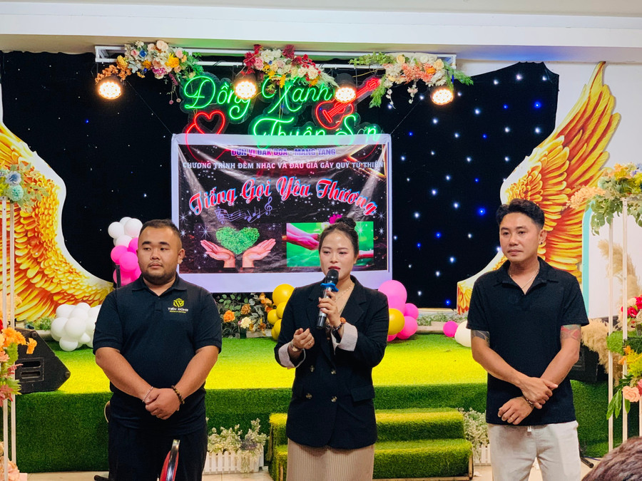 Ban tổ chức đêm nhạc và đấu giá gây quỹ từ thiện “Tiếng gọi yêu thương”. Ảnh: Chu Hằng xuansang.jpg