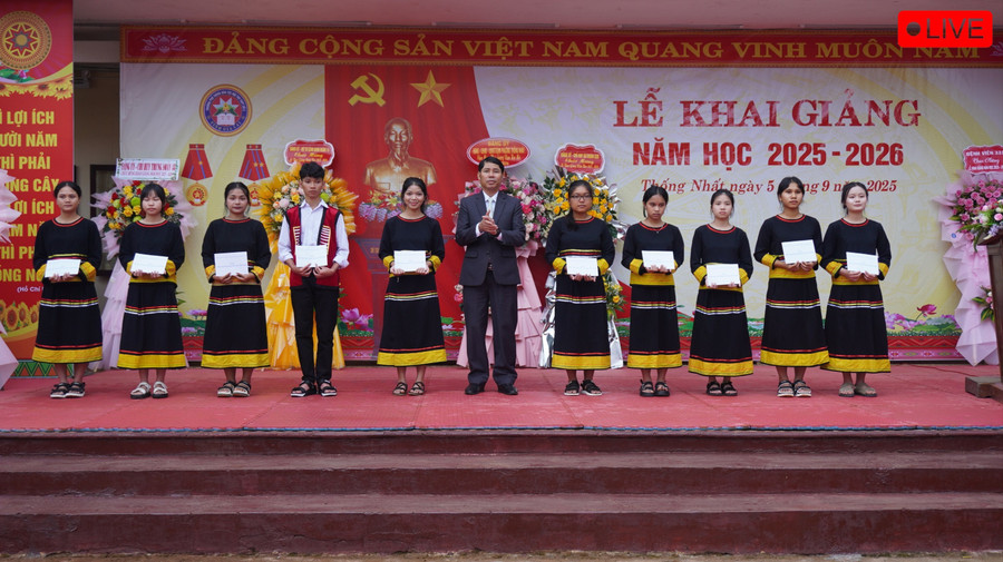 Phó Chủ tịch Thường trực Ủy ban MTTQ Việt Nam tỉnh Trần Minh Sơn trao học bổng Nay Der cho các học sinh của trường. Ảnh: Chu Hằng dsc07086-5702.jpg