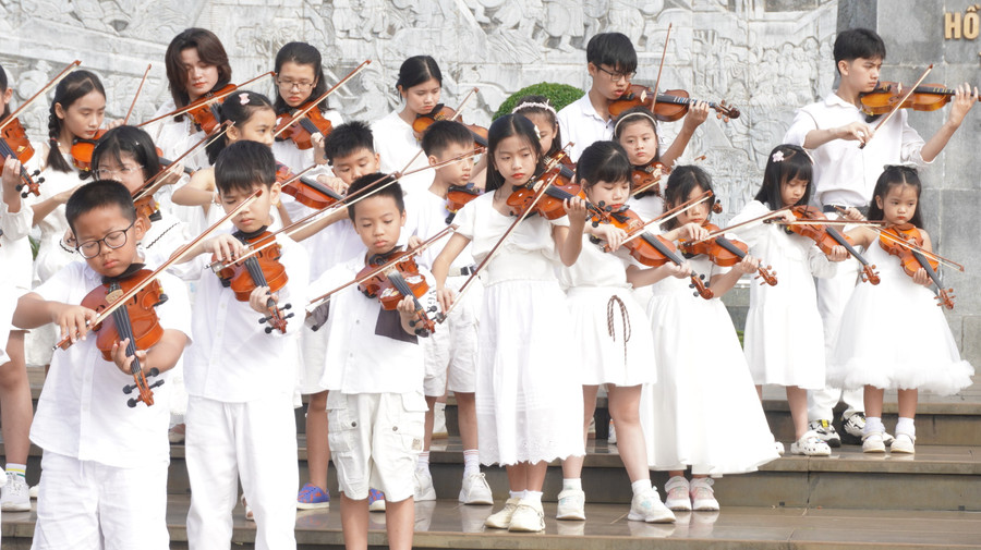 子どもたちはコンサートのメロディーに合わせて、バイオリンを演奏することに夢中になっていた。写真:チュー・ハン dsc05941.jpg