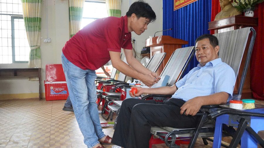 Ông Ngô Xuân Hiếu-Phó chủ tịch UBND huyện, Trưởng Ban chỉ đạo vận động HMTN huyện tham gia hiến máu. Ảnh: Chu Hằng ong-ngo-xuan-hieu-pho-ct-ubnd-huyen-truong-ban-chi-dao-vdhmtn-huyen-tham-gia-hien-mau-anh-chu-hang.jpg