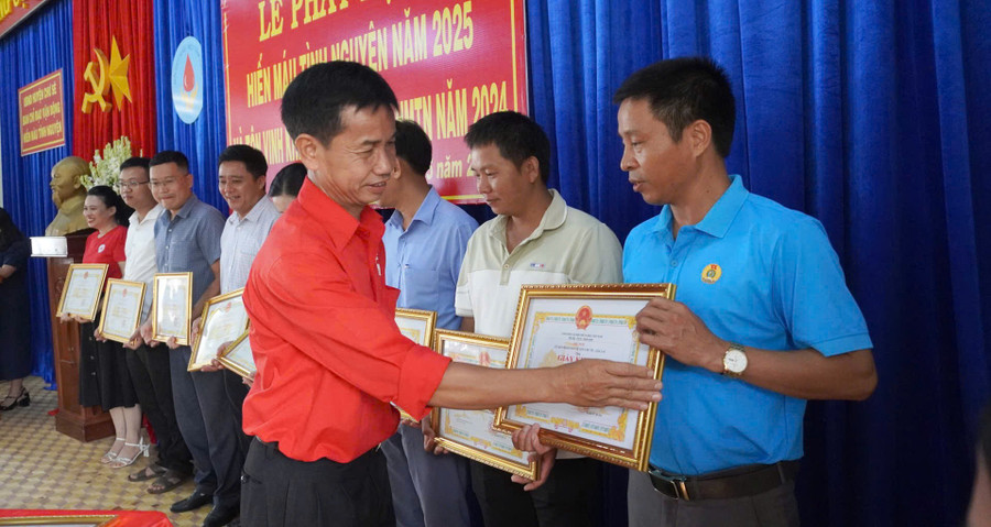 Ban chỉ đạo vận động HMTN huyện trao giấy khen cho những cá nhân, tập thể có thành tích xuất sắc trong công tác HMTN năm 2024. Ảnh Chu Hằng ban-chi-dao-van-dong-hmtn-huyen-trao-bang-khen-cho-nhung-ca-nhan-tap-the-co-thanh-tich-xuat-sac-trong-cong-tac-hien-mau-tinh-nguyen-nam-2024-anh-chu-hang.jpg