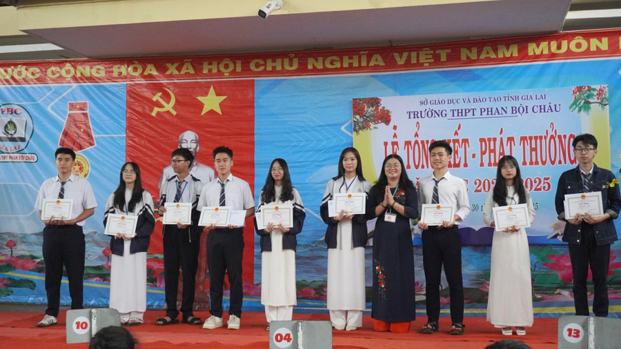 Ban giám hiệu nhà trường trao phần thưởng và Giấy khen cho các tập thể lớp. Ảnh: Chu Hằng dsc01575.jpg