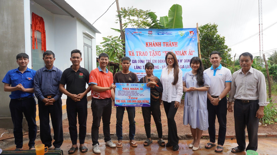 Đại diện nhà tài trợ trao “Nhà nhân ái” cho gia đình em Rah Lan H’Dung (làng Tào Roòng, xã Chư Sê). Ảnh: Chu Hằng dsc00949.jpg