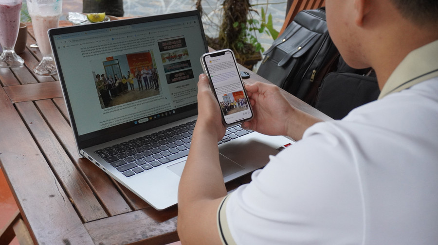 Facebook là một trong những nền tảng mà giới trẻ hiện nay sử dụng để cập nhật tin tức mỗi ngày. Ảnh: Chu Hằng nguyen.jpg