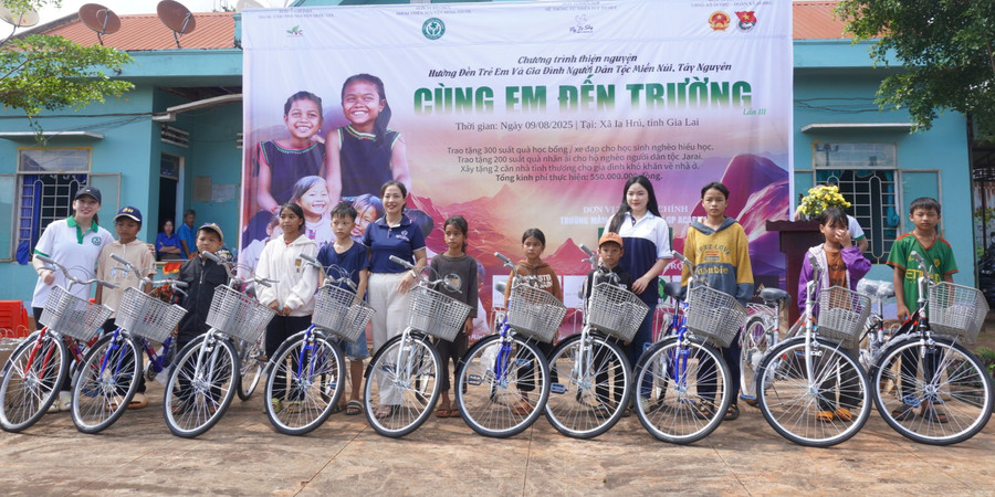 Ban tổ chức chương trình trao xe đạp cho các em học sinh. Ảnh: Chu Hằng anh-kkk-4814.jpg