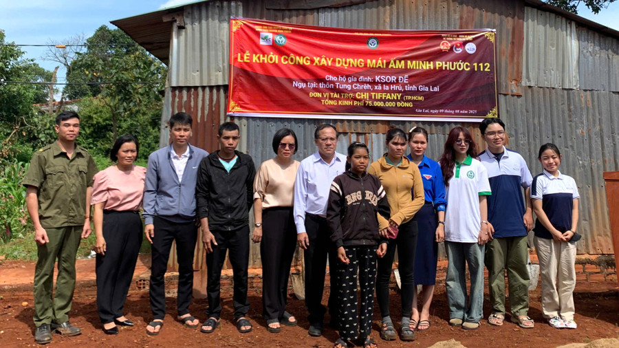 Đại diện lãnh đạo địa phương, Ban tổ chức chương trình tại lễ khởi công xây dựng mái ấm Minh Phước 112 cho gia đình anh Ksor Đẽ. Ảnh: ĐVCC anh.jpg