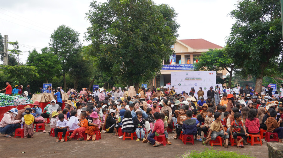 Không khí sân Trường Tiểu học Hùng Vương rộn ràng từ sáng sớm. Ảnh: Chu Hằng dsc05374.jpg