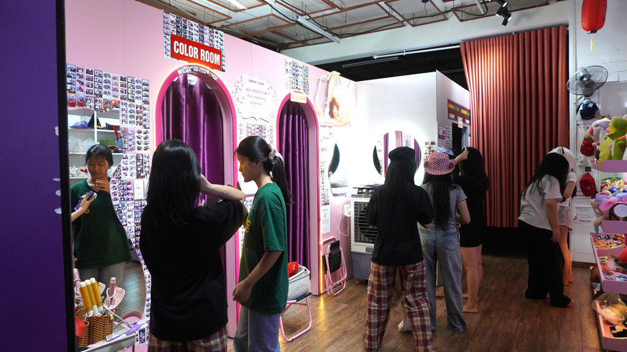 Nhiều bạn trẻ tới tiệm photobooth để chụp hình cùng bạn bè. Ảnh: Chu Hằng sssssss.jpg