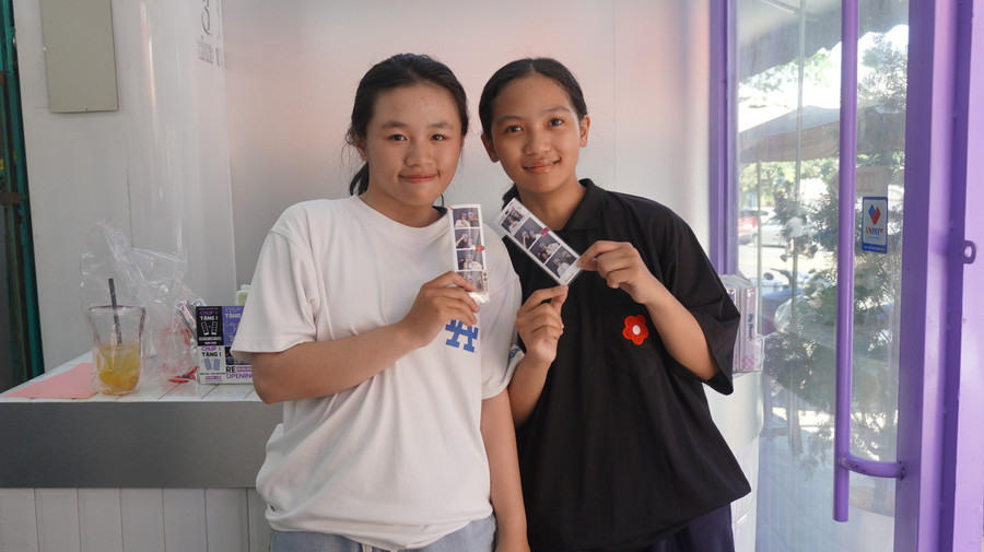 Cầm trên tay tấm ảnh mới chụp, bạn Mai Nguyễn Thiên Ân (áo đen) thích thú check lại kỷ niệm vừa lưu giữ. Ảnh: Chu Hằng dsc08306.jpg