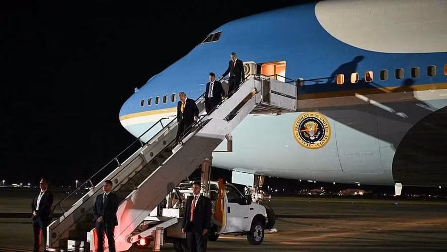 Tổng thống Donald Trump và chuyên cơ Air Force One. Ảnh: WMUR-TV