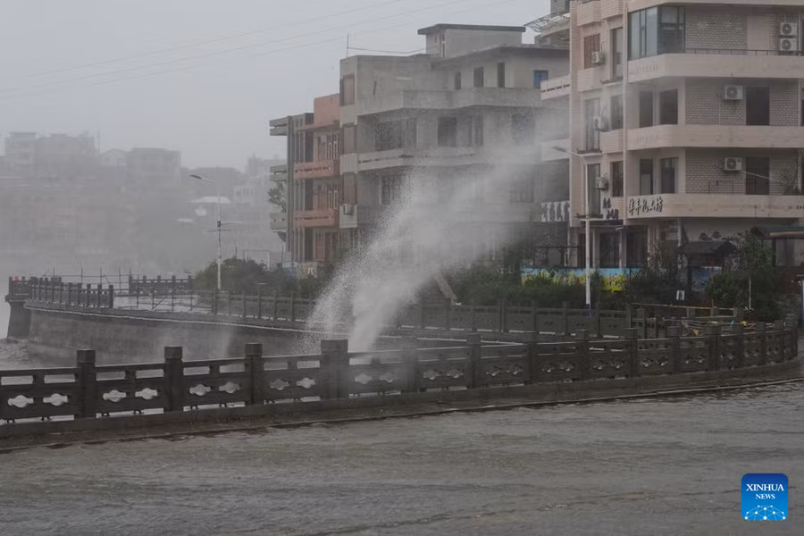 Bão Dolphin đổ bộ vào tỉnh Chiết Giang. Ảnh: Xinhua