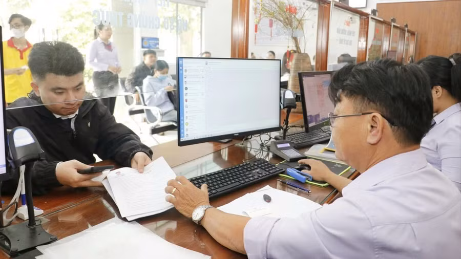 Công chức Trung tâm Phục vụ hành chính công phường Thới An (TPHCM) hướng dẫn người dân làm thủ tục hành chính. Ảnh minh họa: Ngô Bình