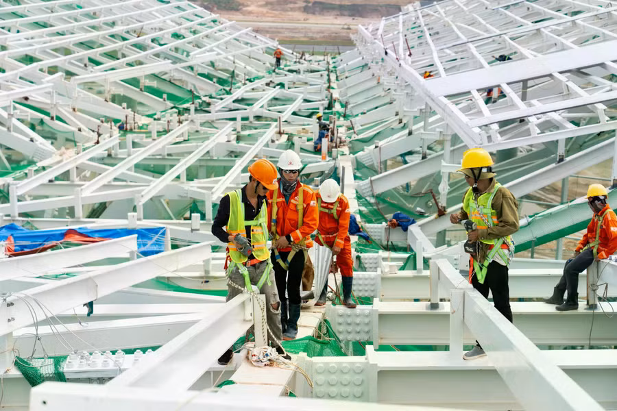 Hệ mái là một trong những hạng mục khó nhất của dự án, do tạo hình thiết kế phức tạp với nhiều lớp "lông vũ" nổi và chìm xen kẽ