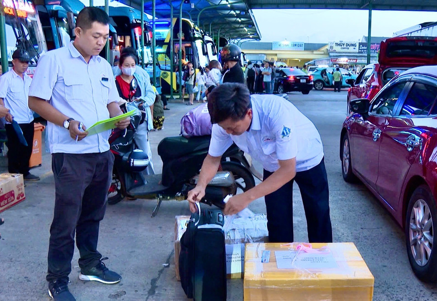 Các doanh nghiệp vận tải không có chức năng kiểm tra, cũng không được trang bị máy soi chiếu hàng hóa bên trong nên rất dễ gặp rắc rối nếu hành khách cố tình vận chuyển hàng lậu, hàng không rõ nguồn gốc. Ảnh: M.P ccdoan1.jpg