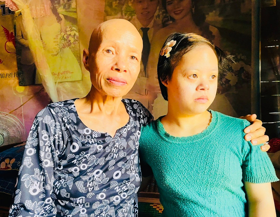 Mẹ con bà Trần Thị Tuyết Nhung (thôn Ia Sa, xã Hbông, huyện Chư Sê) vui mừng khi được hỗ trợ xây nhà mới. Ảnh: H.T ba-tran-thi-tuyet-nhung-cung-con-gai-vui-mung-khi-duoc-ho-tro-xay-nha-moi-o-thon-ia-sa-xa-hbong-huyen-chu-se-anh-ht.jpg