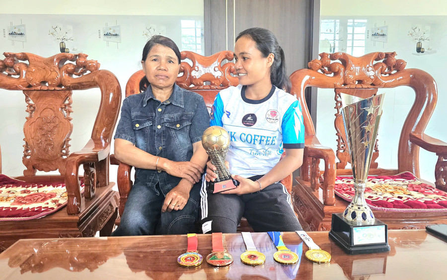 Thươn (bìa phải) giới thiệu về các thành tích của mình. Ảnh R.H thuon-bia-phai-gioi-thieu-ve-cac-thanh-tich-cua-minh-anh-rh.jpg