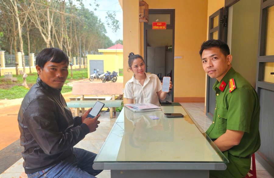 Cán bộ Công an xã Glar hướng dẫn người dân thao tác truy cập trang mạng xã hội của đơn vị để theo dõi các thông tin. Ảnh: R.H can-bo-cong-an-xa-glar-huong-dan-nguoi-dan-thao-tac-truy-cap-trang-mang-xa-hoi-cua-don-vi-de-theo-doi-cac-thong-tin-anh-rh.jpg