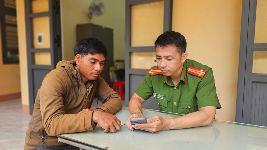 Cán bộ Công an xã Glar hướng dẫn người dân thao tác truy cập trang mạng xã hội của đơn vị để theo dõi các thông tin. Ảnh: R.H can-bo-cong-an-xa-glar-huong-dan-nguoi-dan-thao-tac-truy-cap-trang-mang-xa-hoi-cua-don-vi-de-theo-doi-cac-thong-tin-anh-rh-3.jpg