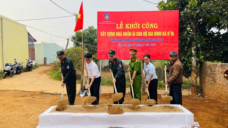 Trung đoàn Cảnh sát cơ động Tây Nguyên phối hợp khởi công xây nhà ở cho gia đình bà H'Ya, làng Lang, phường Chi Lăng, TP. Pleiku. Ảnh: P.L trung-doan-canh-sat-co-dong-tay-nguyen-khoi-cong-xay-dung-nha-nhan-ai-cho-ho-ngheo-o-lang-ia-lang-phuong-chi-lang-tp-pleiku-anh-pd.jpg