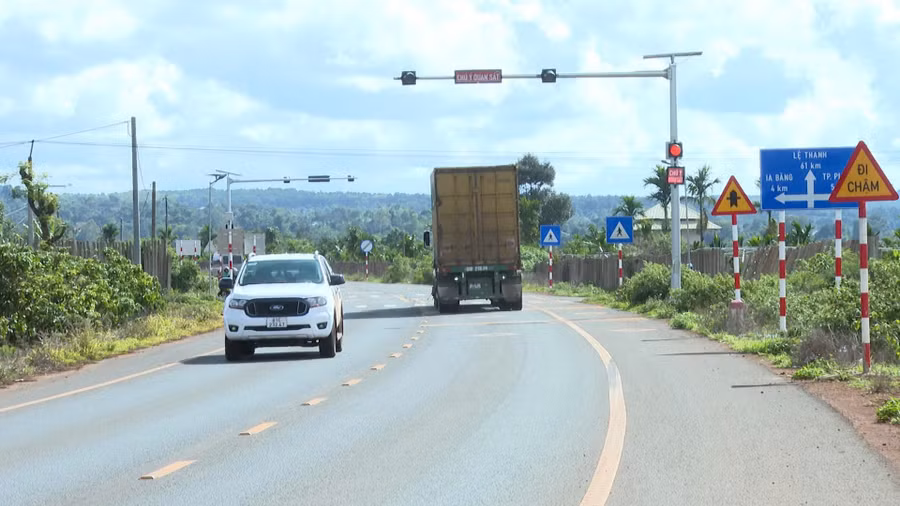 bien-bao-giao-thong-duoc-lap-dat-tren-tuyen-tranh-quoc-lo-19-qua-xa-ia-bang-huyen-dak-doa-anh-thanh-sang.jpg