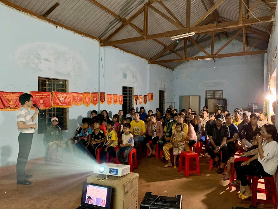 Khoa Truyền thông sức khỏe CDC trực tiếp đến buôn làng, chia sẻ kiến thức y tế và hướng dẫn bà con cách bảo vệ sức khỏe hiệu quả. (Ảnh ĐVCC). khoa-truyen-thong-suc-khoe-cdc-truc-tiep-den-buon-lang-chia-se-kien-thuc-y-te-va-huong-dan-ba-con-cach-bao-ve-suc-khoe-hieu-qua-anh-dvcc.jpg