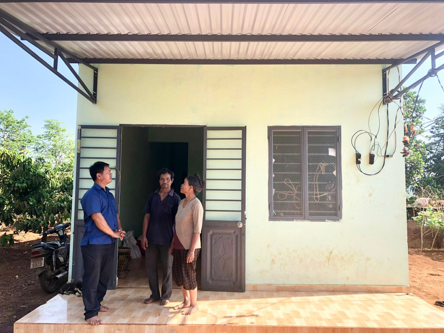Vợ chồng ông Rơ Châm Yêuh (làng Kép, xã Ia Phí, huyện Chư Păh) thuộc diện hộ nghèo được Nhà nước hỗ trợ 44 triệu đồng làm nhà ở thuộc Chương trình MTQG phát triển kinh tế xã hội vùng đồng bào DTTS và MN. Ảnh: L.N vo-chong-ong-ro-cham-yeuh-lang-kep-xa-ia-phi-huyen-chu-pah-thuoc-dien-ho-ngheo-duoc-nha-nuoc-ho-tro-44-trieu-dong-lam-nha-o-thuoc-chuong-trinh-mtqg-phat-trien-kinh-te-ca-hoi-vung-dong-bao-dtts-va-mn.jpg