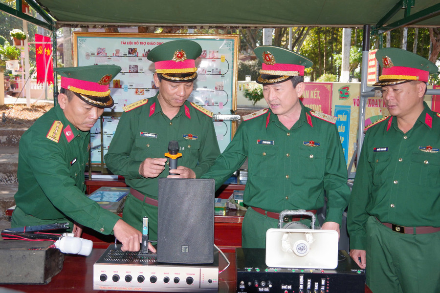 Kiểm tra trang-thiết bị phục vụ huấn luyện chuyên ngành. Ảnh nhân vật cung cấp kiem-tra-trang-thiet-bi-phuc-vu-huan-luyen-chuyen-nganh.jpg