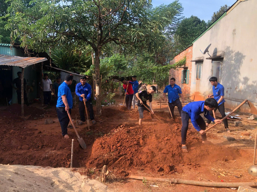 Đoàn viên, thanh niên xã Ia Dơk (huyện Đức Cơ) góp công xây nhà tình nghĩa cho gia đình ông Ksor Hlin. Ảnh: Minh Nhật anh-5.jpg