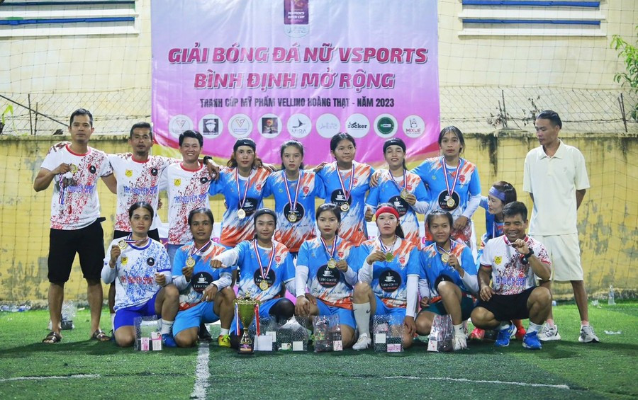 Chị Thươn cùng đồng đội giành nhiều thành tích trong các giải bóng đá nữ: Ảnh R.H doi-bong-link-coffee-gianh-chuc-vo-dich-giai-bong-da-nu-vsports-binh-dinh-mo-rong-anh-hoang-hiep.jpg