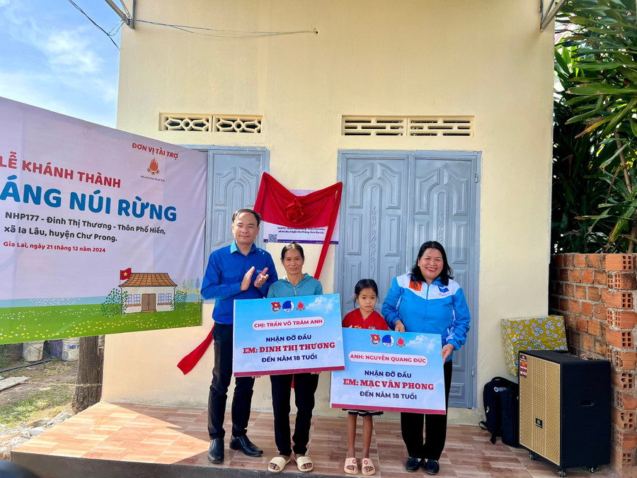 Ngoài xây nhà, các tổ chức Đoàn cùng các dự án tình nguyện nhận đỡ đầu 2 chị em Đinh Thị Thương (thôn Phố Hiến, xã Ia Lâu, huyện Chư Prông). Ảnh P.L ngoai-xay-nha-cac-to-chuc-doan-cung-cac-cac-du-an-tinh-nguyen-nhan-do-do-2-chi-em-dinh-thi-thuong-thon-pho-hien-xa-ia-lau-huyen-chu-prong-anh-pl.jpg